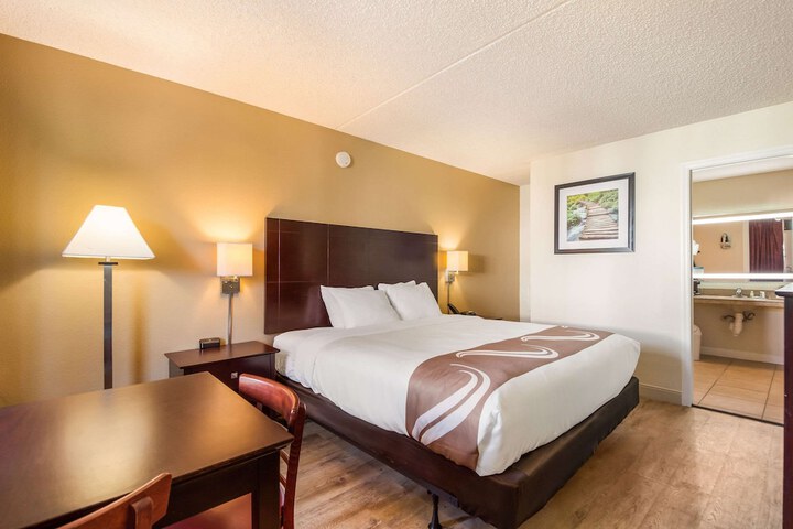 1 King Bed (1 of 15)