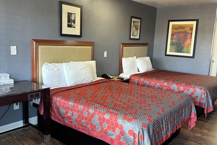 1 Queen Bed (4 of 7)