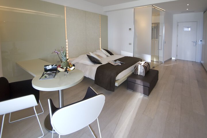 Room 12 of 82