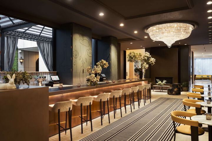 Lounge 76 of 88