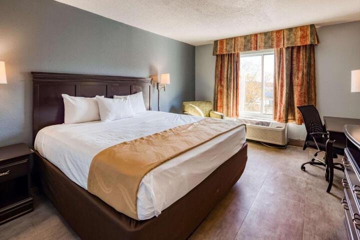 1 King Bed High Speed Internet Accessible Microwave, Refrigerator Work Desk Continental Breakfast (8 of 12)