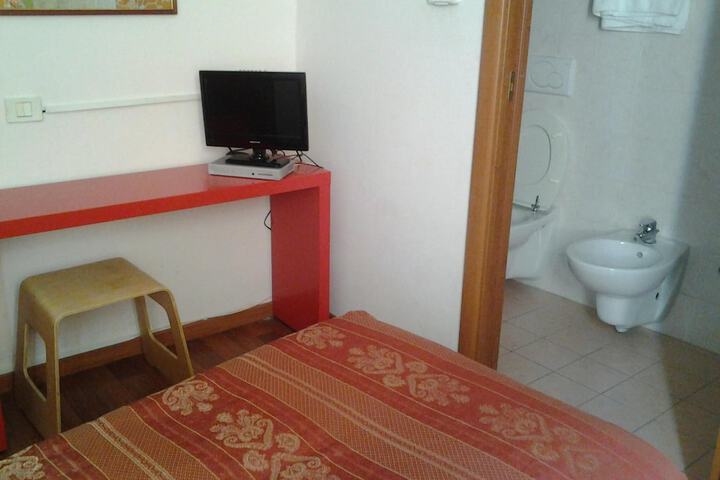 Room 32 of 60