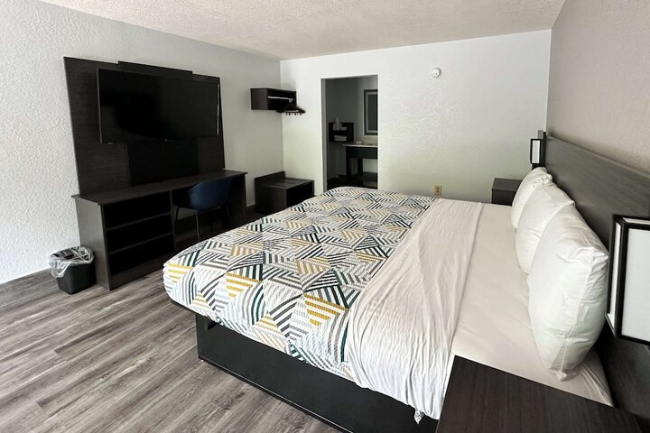 1 King Bed Micfridge (12 of 14)