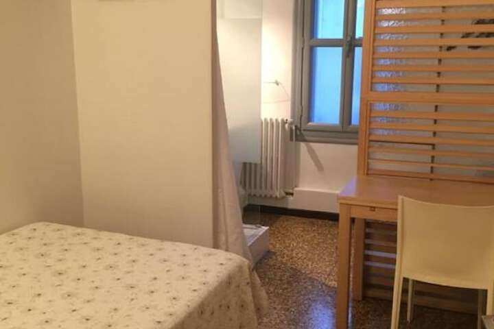 Room 8 of 34