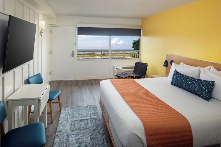 Standard King Bed Accessible (3 of 8)
