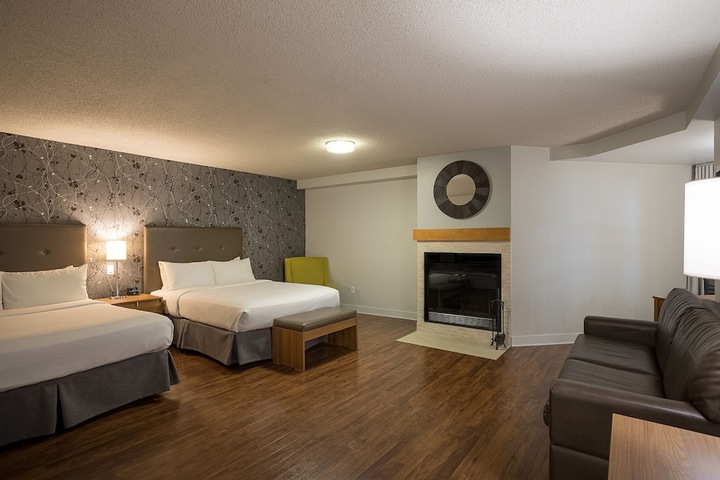Standard Queen Bed Atrium View Sofa (12 of 12)
