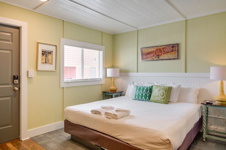 Room 27 of 77