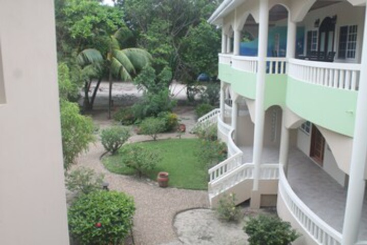 Hotel Exterior 27 of 85