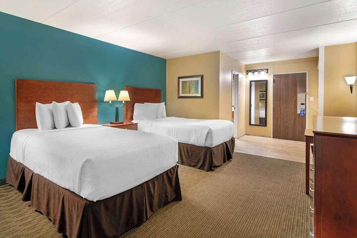 1 Queen Bed (2 of 16)