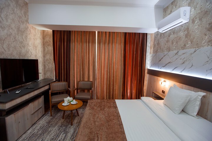Room 32 of 95