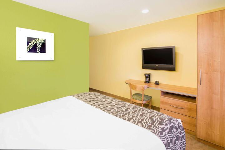 1 Queen Bed (6 of 22)