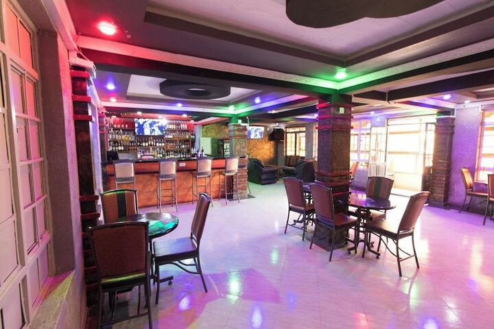 Lounge 21 of 29