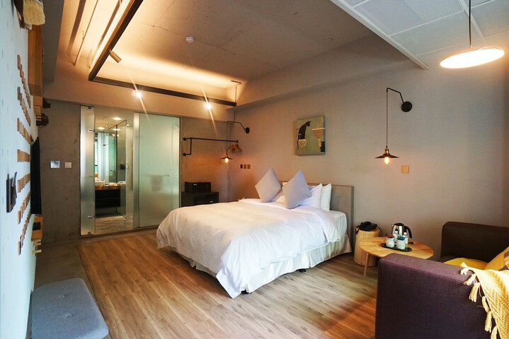 Room 8 of 50