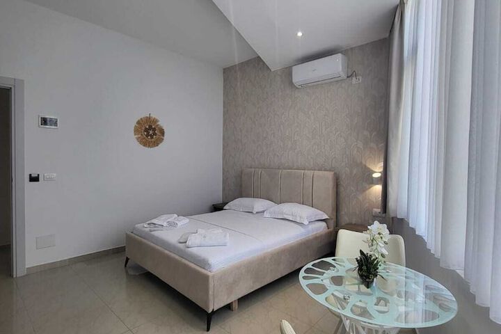 Room 4 of 68