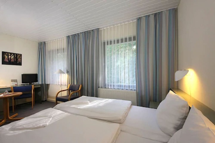 Room 6 of 40