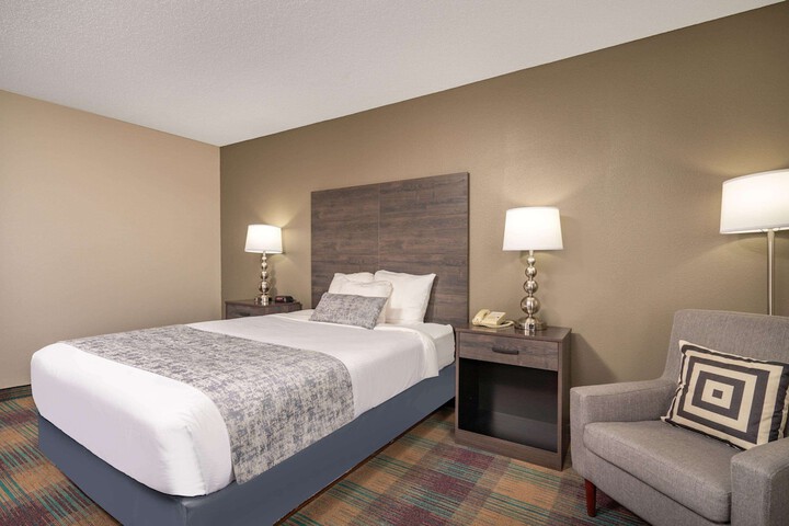 1 Queen Bed (3 of 16)