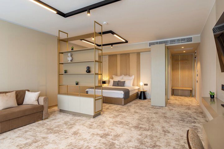 Room 22 of 37