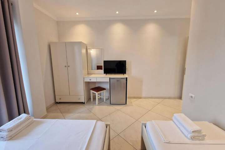 Room 3 of 28