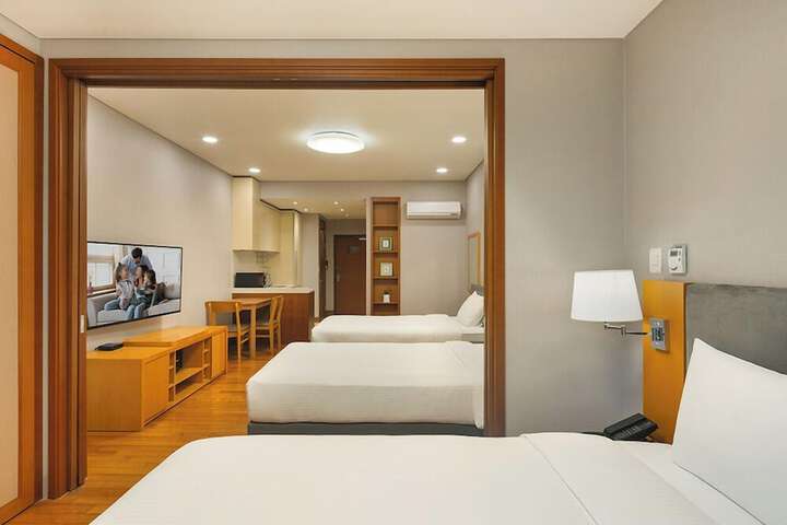 Room 25 of 47