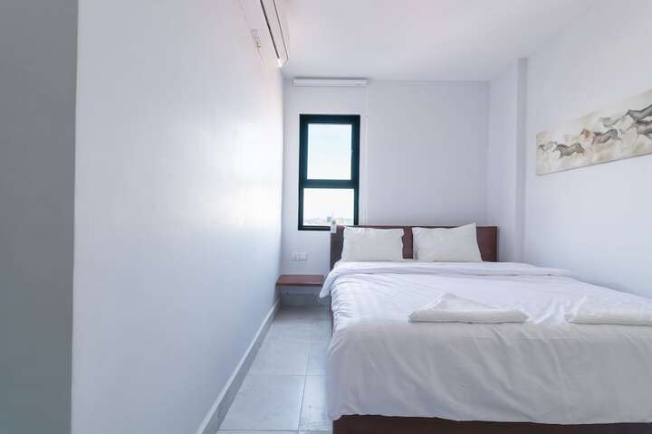 Room 27 of 148