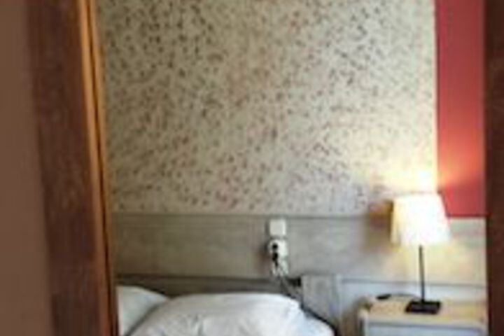 Room 8 of 16