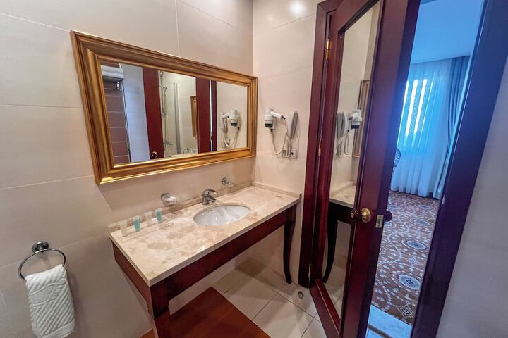Room 32 of 44