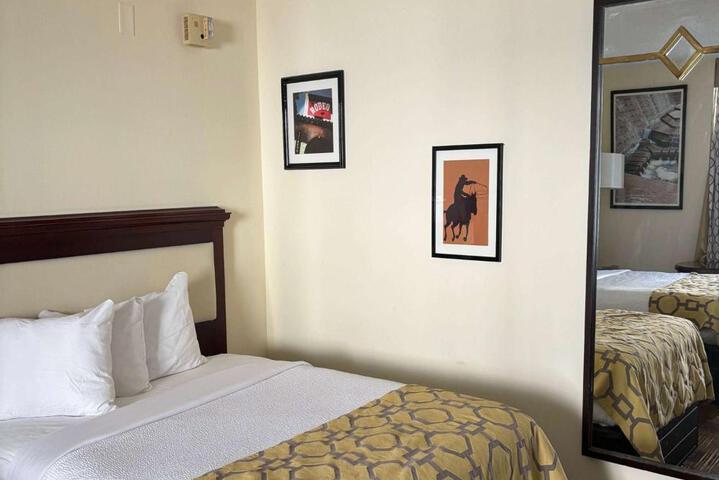 2 Queen Beds (3 of 12)