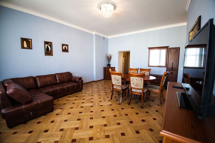 Room 10 of 113