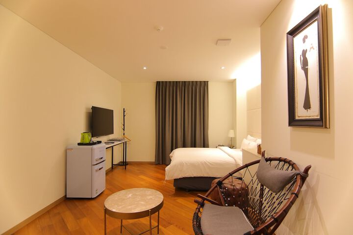 Room 12 of 190