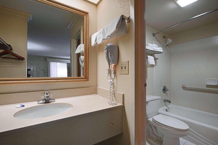 Suite 2 Queen Beds High Speed Internet, Microwave, Refridgerator Sofa Bed Full Breakfast (2 of 6)