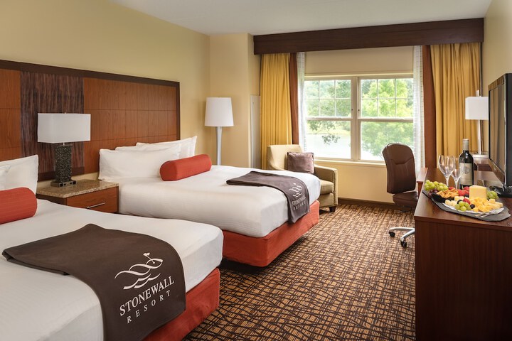 2 Queen Beds (2 of 3)