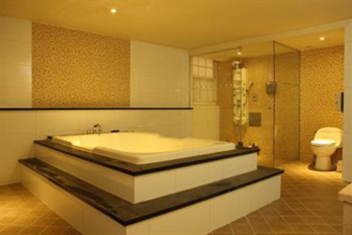 Room 3 of 20