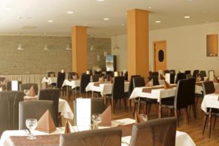 Dining 8 of 23