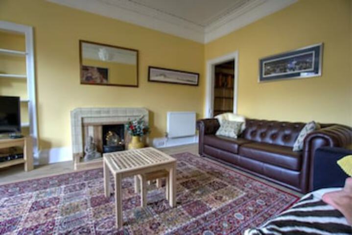 Traditional Edinburgh City Centre Flat