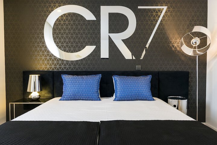 Room 6 of 77