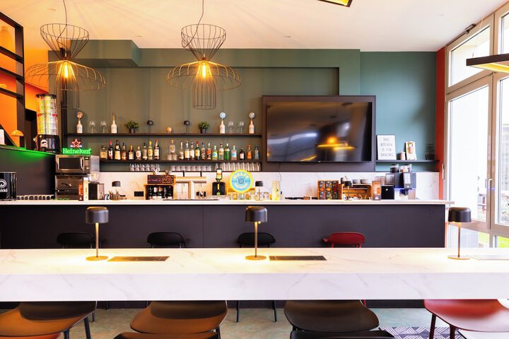 Lounge 102 of 110