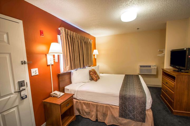 1 King Bed (3 of 8)