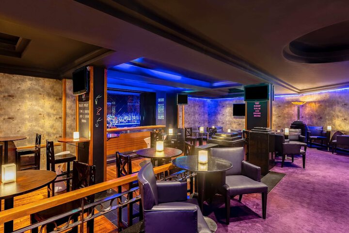 Lounge 92 of 108