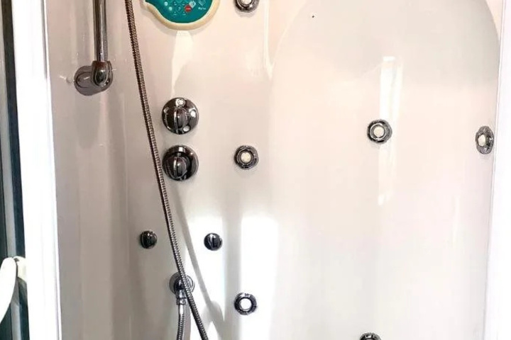 Room 9 of 18