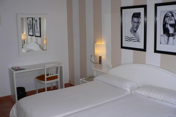 Room 10 of 40