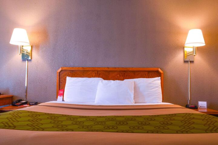1 King Bed (16 of 19)