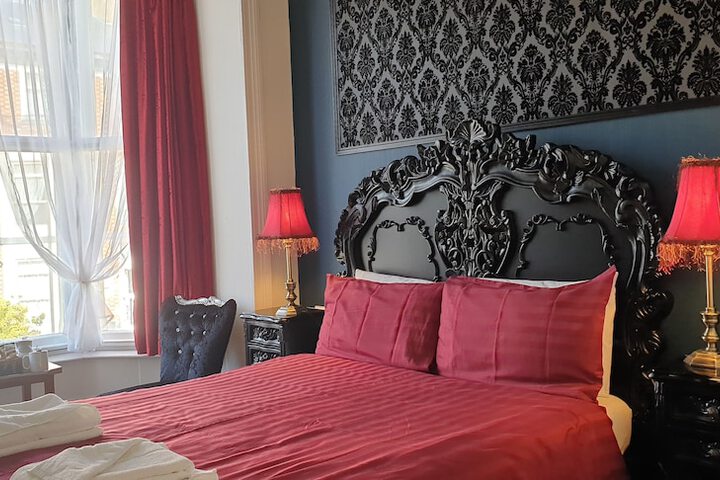 Room 10 of 28