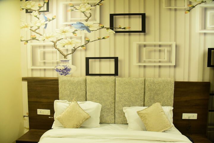 Room 13 of 128