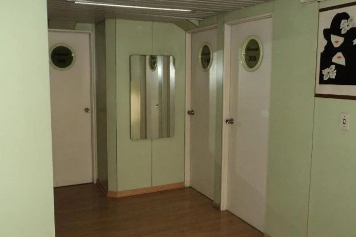 Room 11 of 18