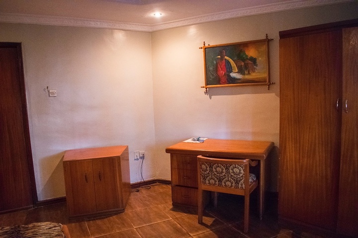 Room 25 of 38
