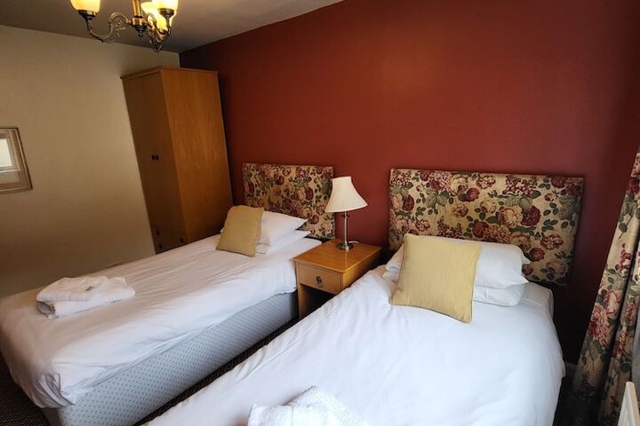 Room 6 of 17