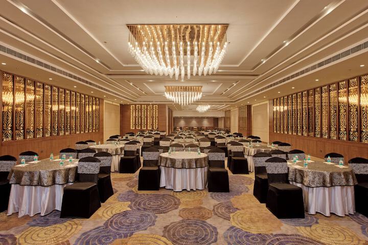 Ballroom/Hall 34 of 40