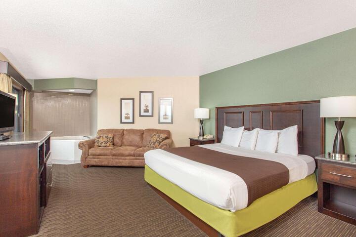 1 King Bed (4 of 7)