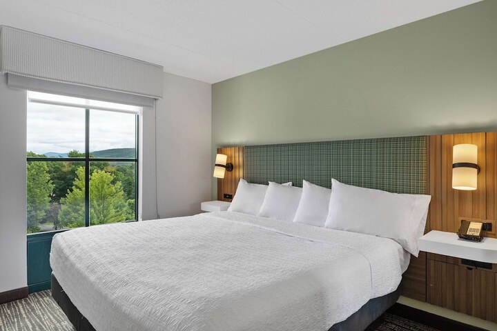 2 Queen Bed Accessible Suite with Roll in Showe (3 of 21)