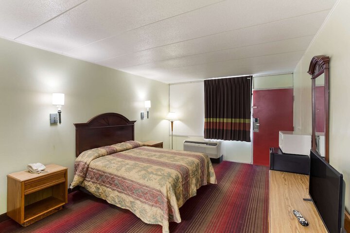 1 Queen Bed (5 of 10)
